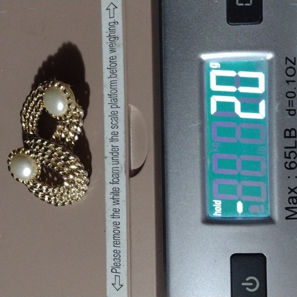 VINTAGE 80s DOOR KNOCKER LOOP GOLD-TONE FAUX IVORY PEARL POST DROP 1.3" EARRINGS - Picture 7 of 8